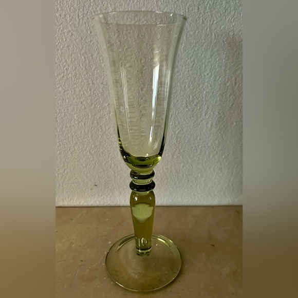 Set of 4 vintage, green glass, champagne flutes. 9.25” - Picture 8 of 14